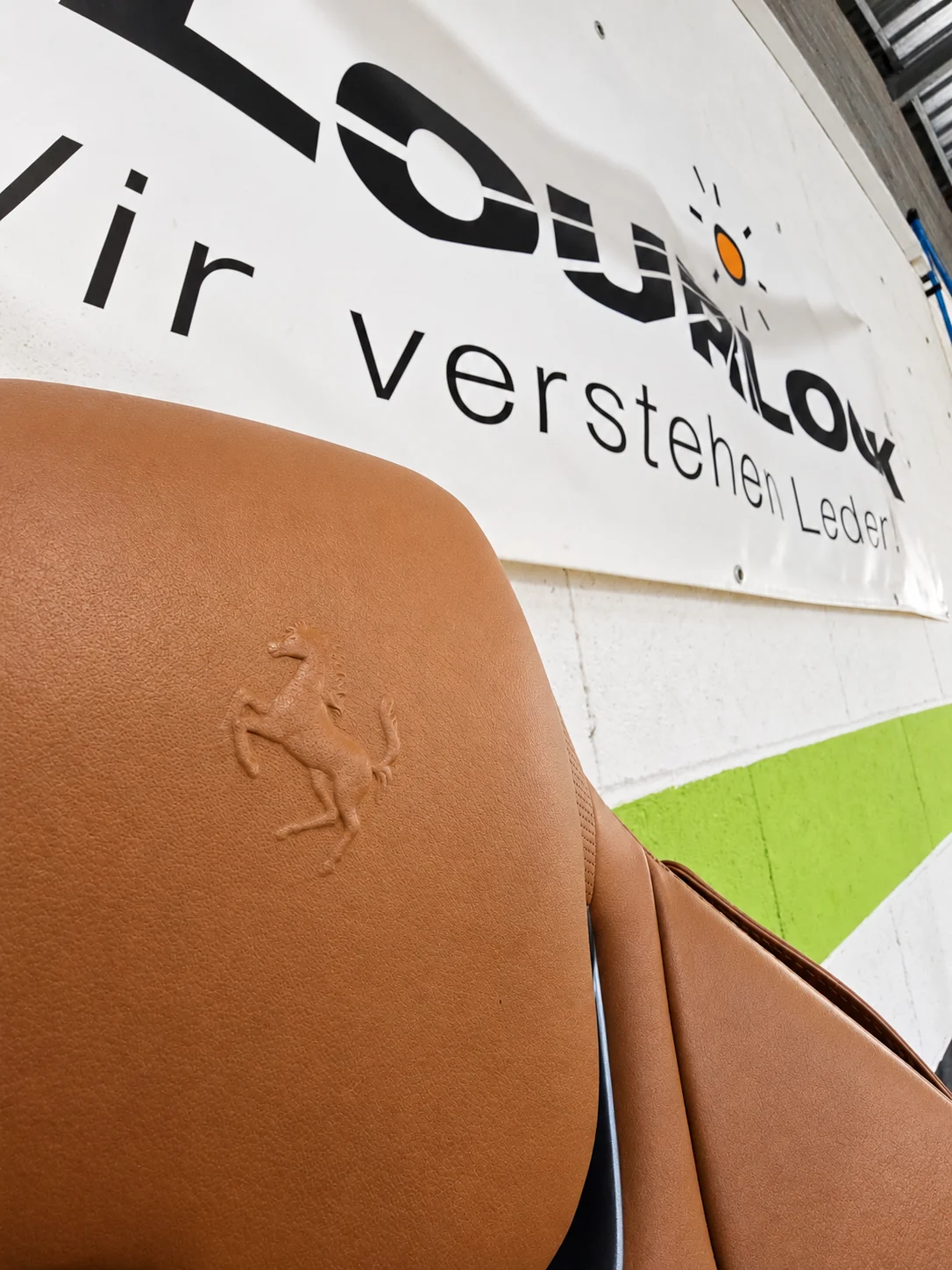 Si&egrave;ge en cuir cognac dans l&rsquo;atelier Rep Minute avec la banni&egrave;re Colourlock.