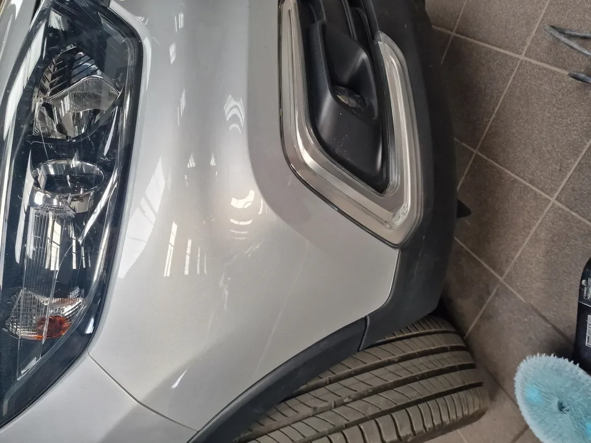 Pare-chocs avant et optique d’une voiture examinée en atelier