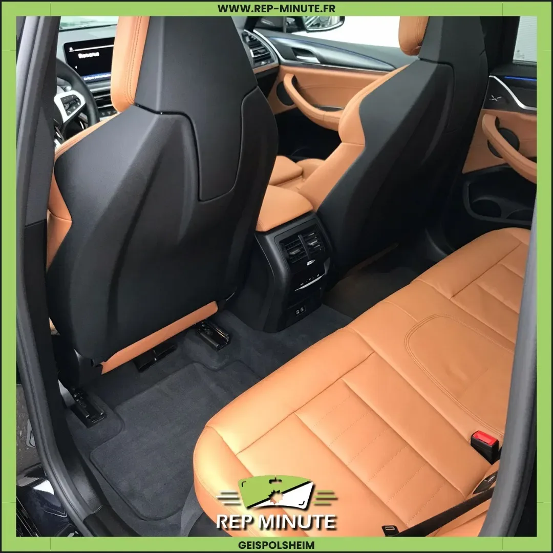 Habitacle d’une voiture avec sièges en cuir marron