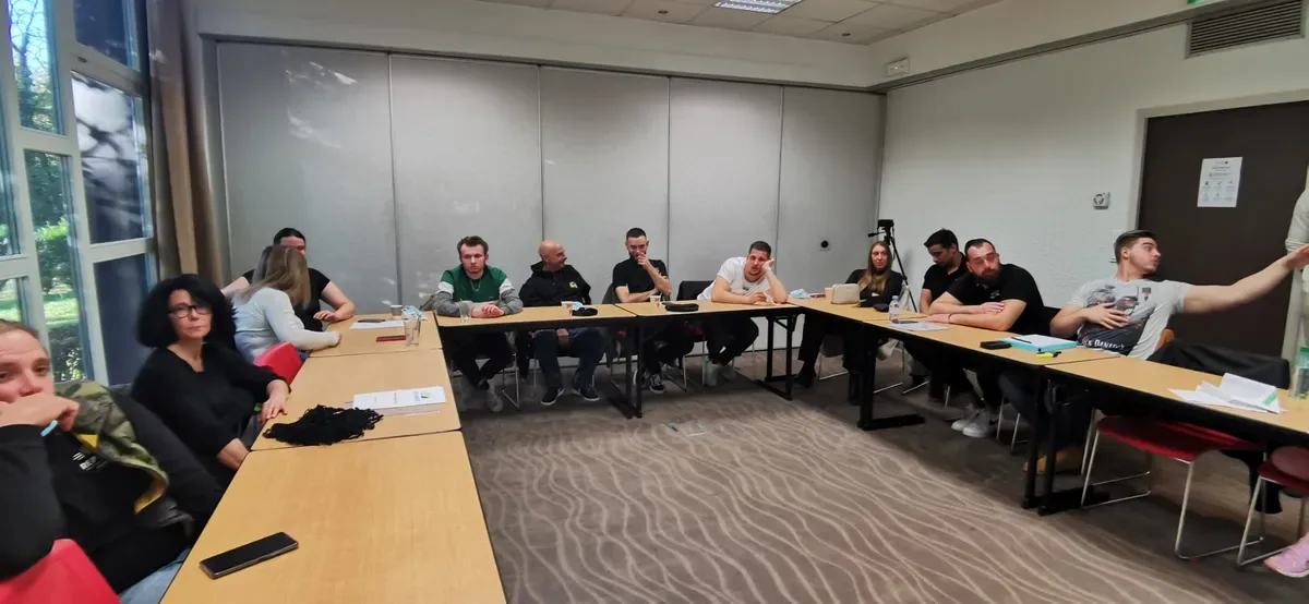 Participants réunis autour d’une table lors de la réunion annuelle Rep Minute