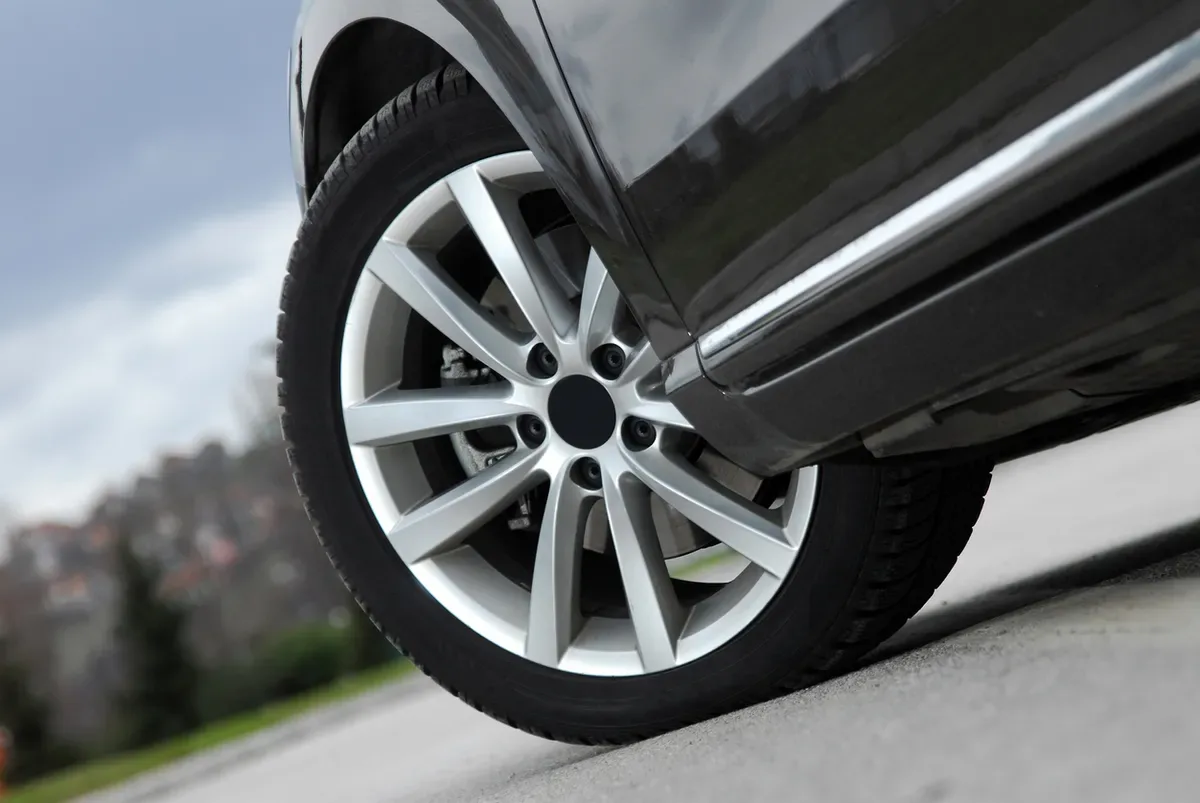 roue-carrosserie-automobile
