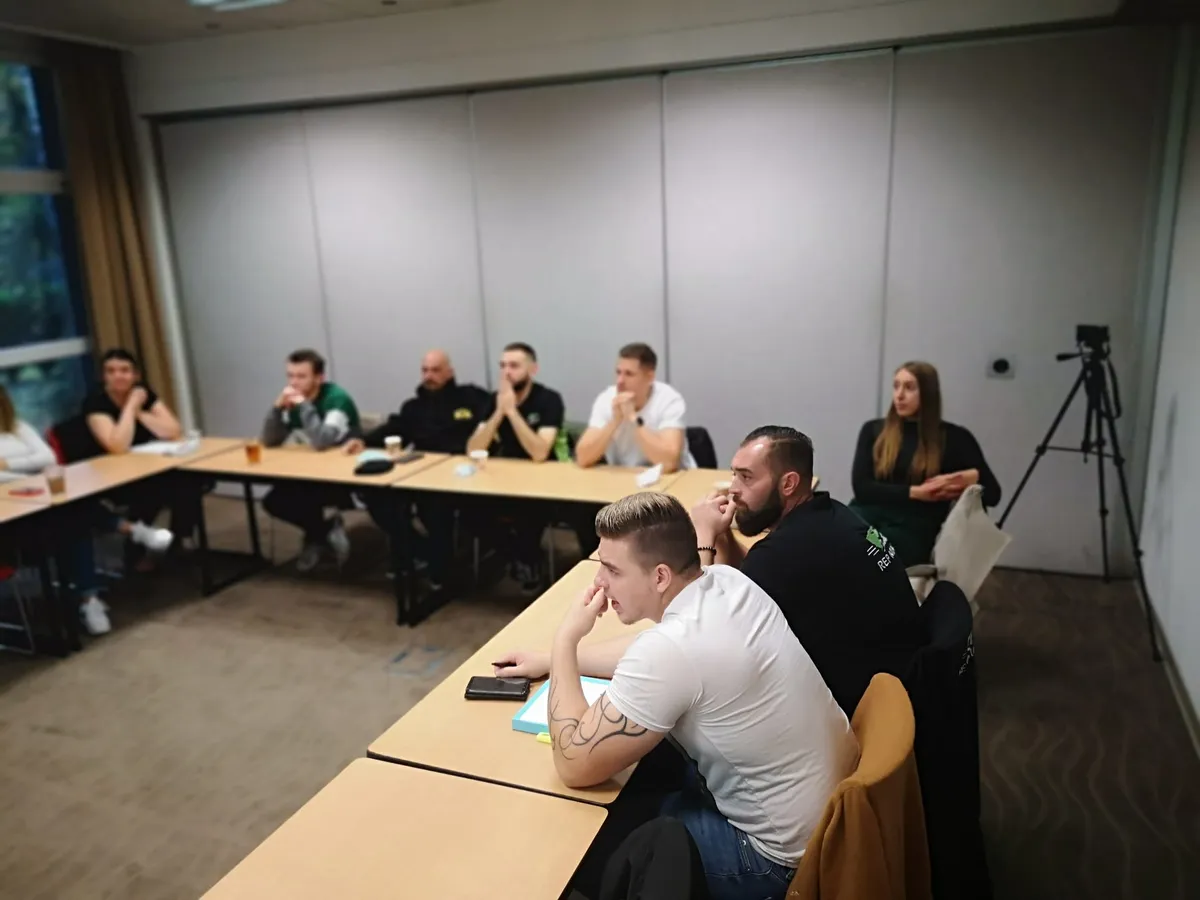 Échanges entre les participants à la réunion annuelle Rep Minute