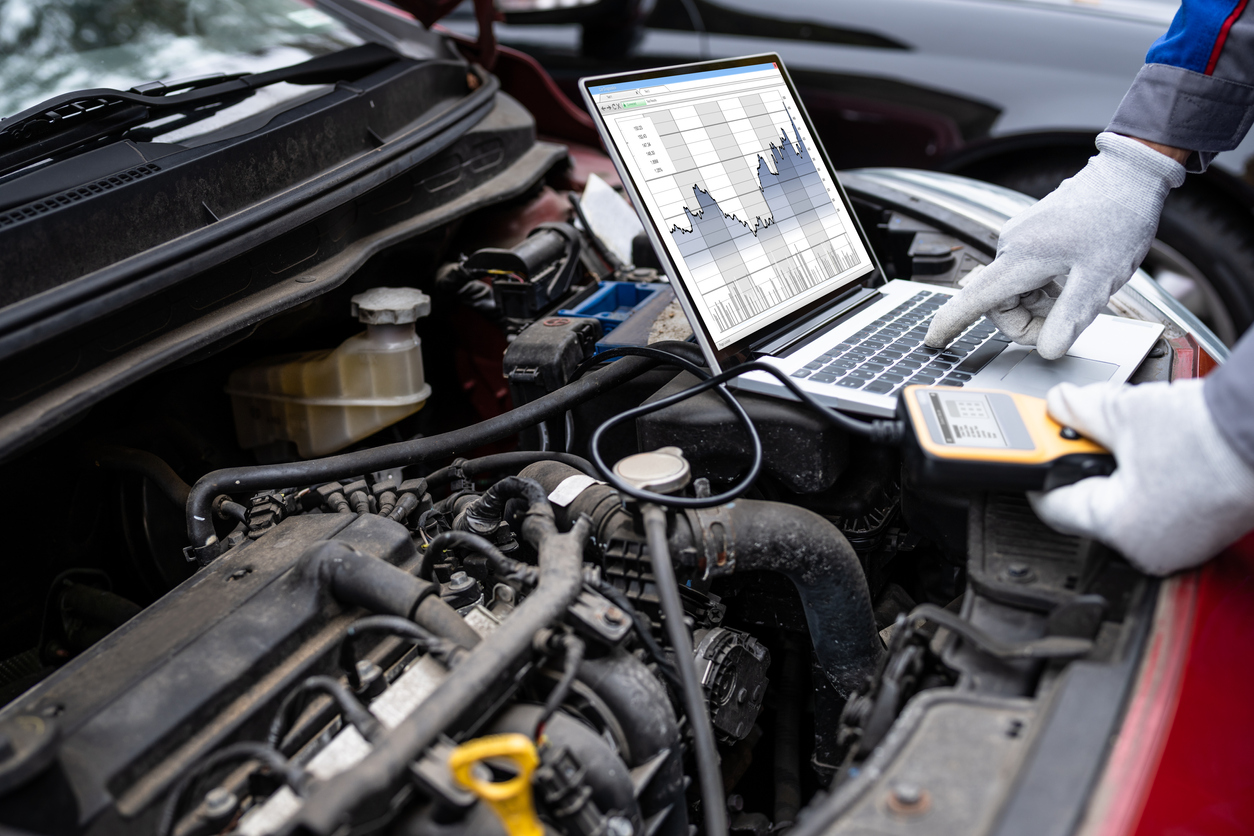 Diagnostic électronique avec un ordinateur connecté au véhicule